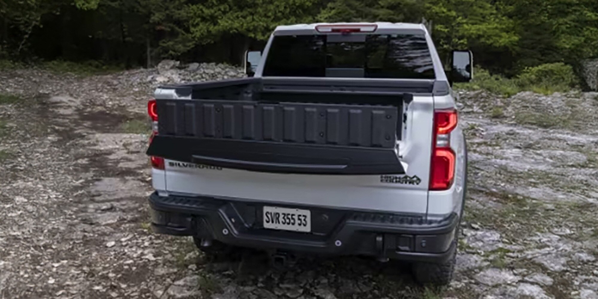 A tampa traseira da Silverado 2025 se transforma em um apoio de carga