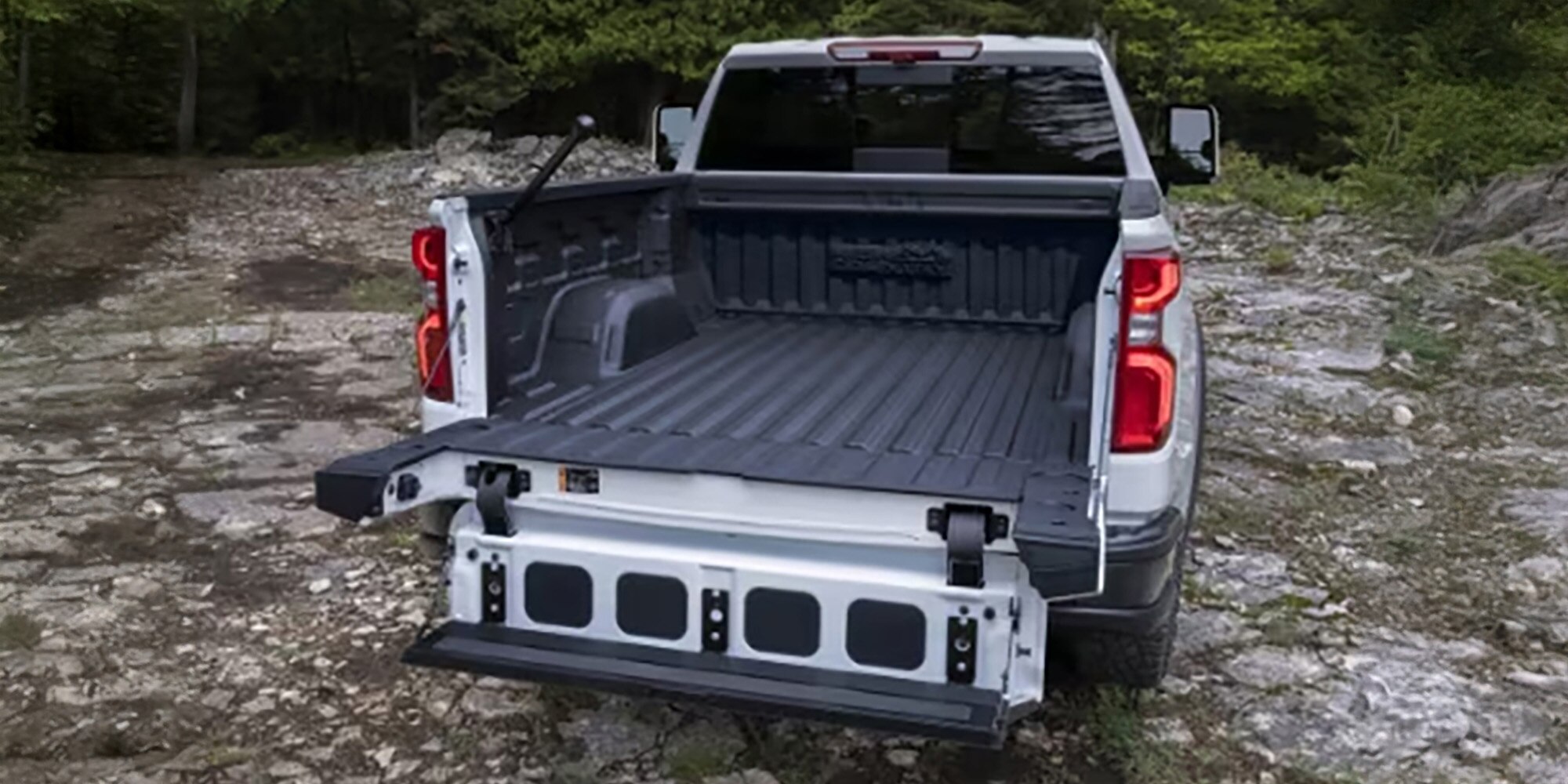 A Silverado 2025 possui um degrau de acesso a caçamba