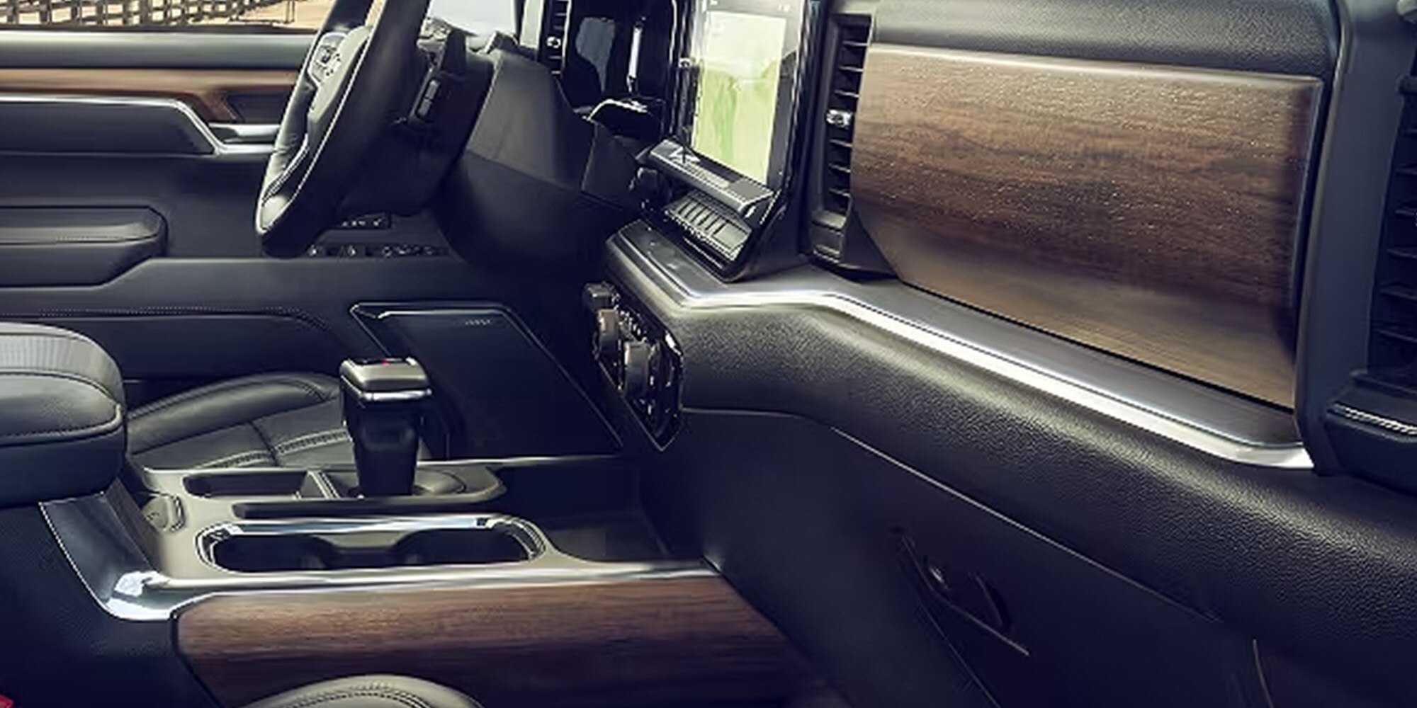 Silverado 2025 com interior com acabamentos em madeira
