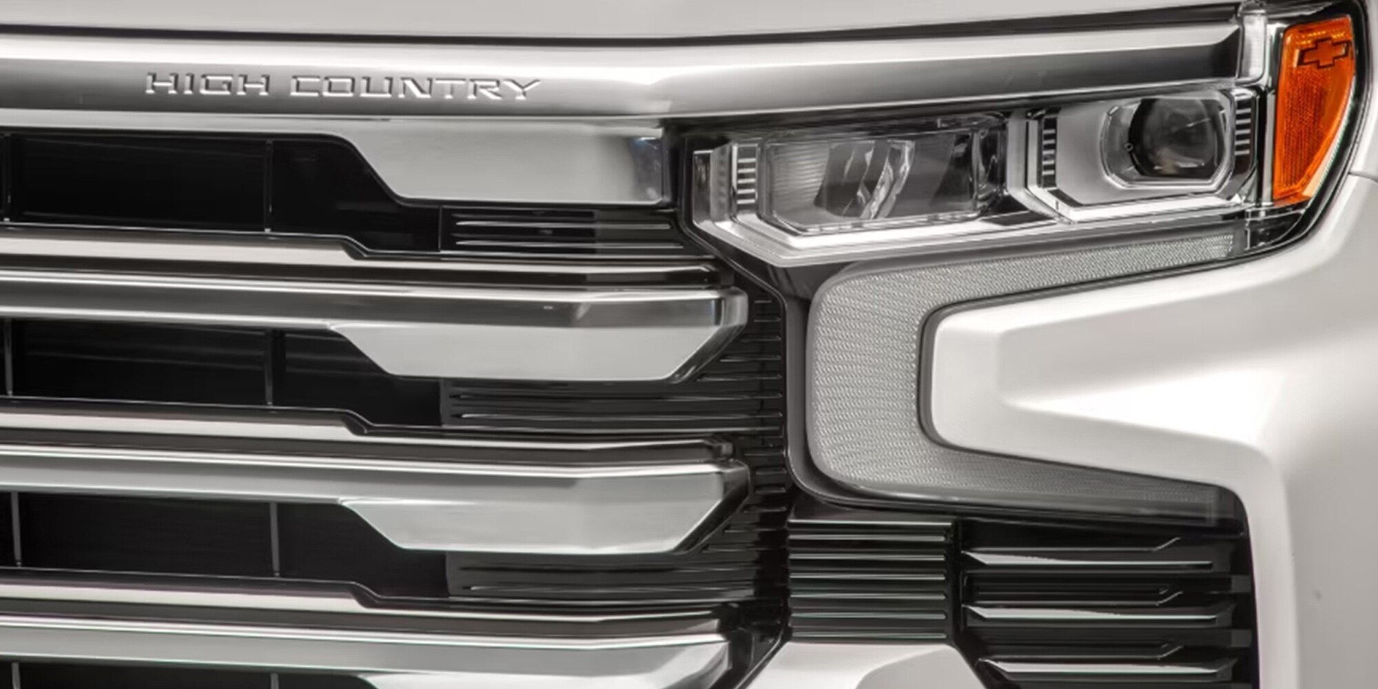 Silverado 2025 equipada com grade dianteira que melhora a performance